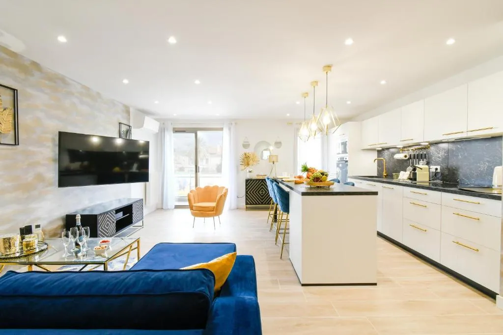 Image of Elena YourHostHelper