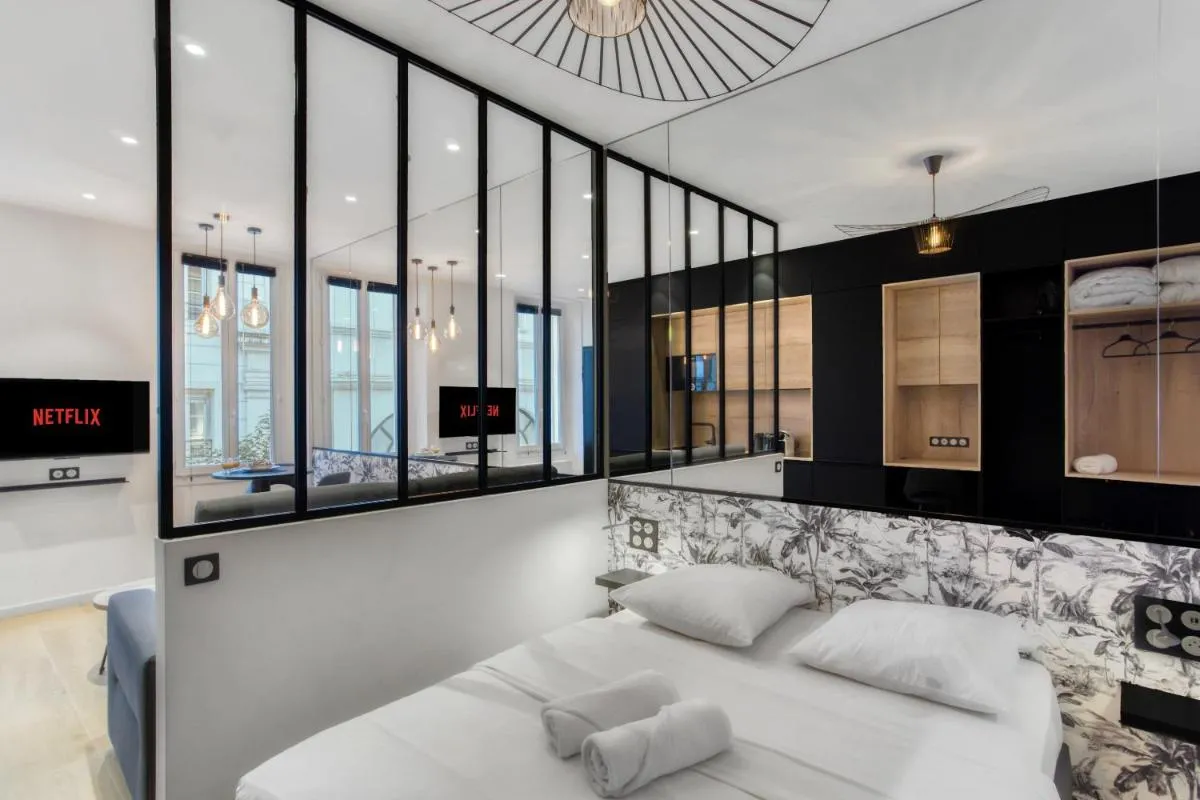 Image 1 of F2 rue St honoré D ,Hypercentre à 2 minutes du Palais des congrès