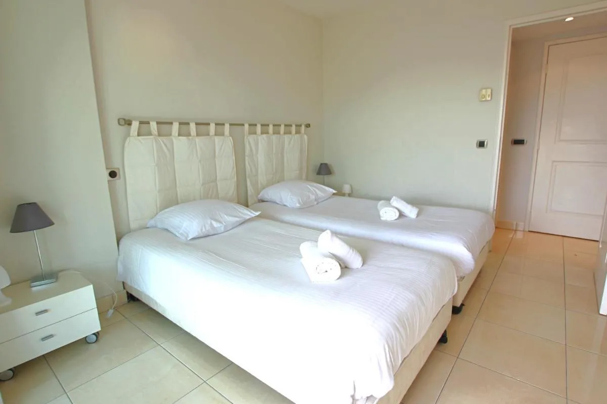 Image 6 of Fully equipped apartment with large terrace lounge area