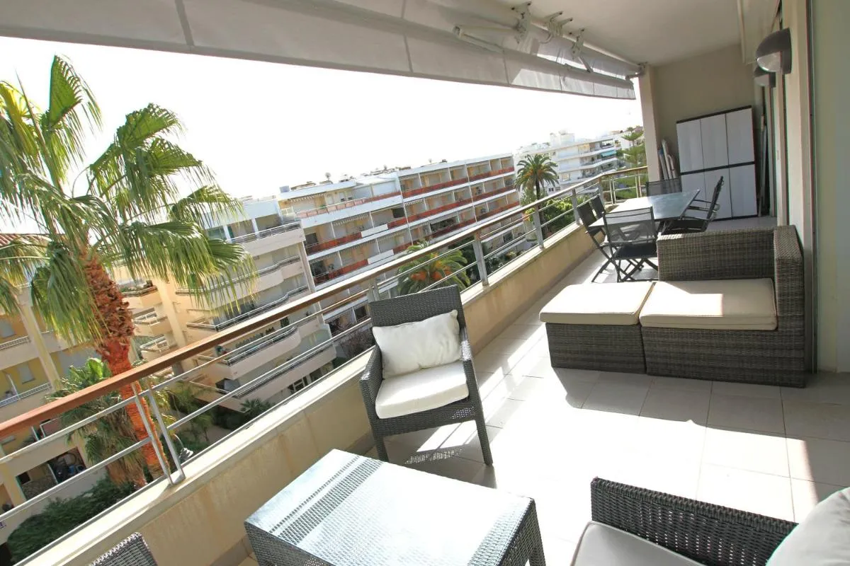 Image 5 of Fully equipped apartment with large terrace lounge area