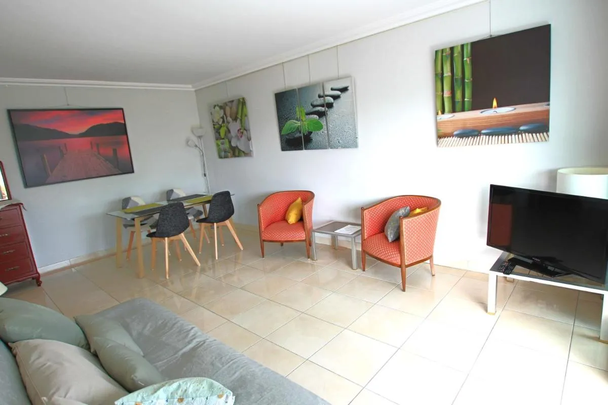 Image 4 of Fully equipped apartment with large terrace lounge area