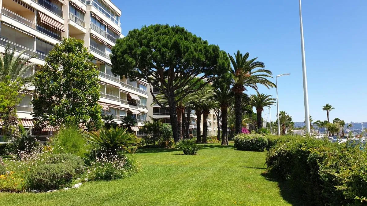 Image 2 of Garden and beach sea view apartment Cannes