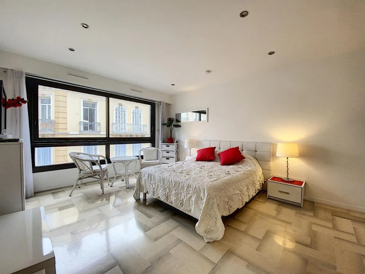 Image 1 of Gray d Albion THI235