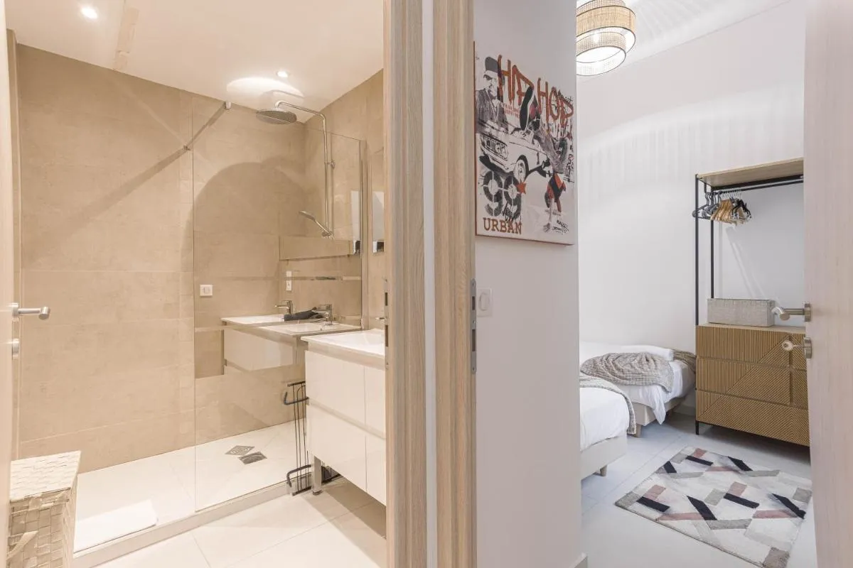 Image 2 of Josi – 2 chambres, central, 10mn du Palais&Plages, neuf, clim