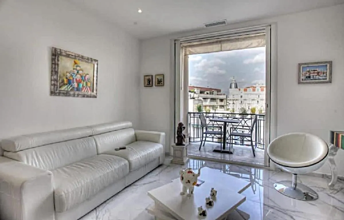 Image 1 of LA CROISETTE élégant studio avec balcon et vue mer aperçu