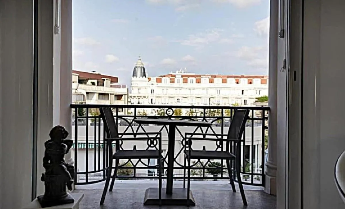Image 2 of LA CROISETTE élégant studio avec balcon et vue mer aperçu