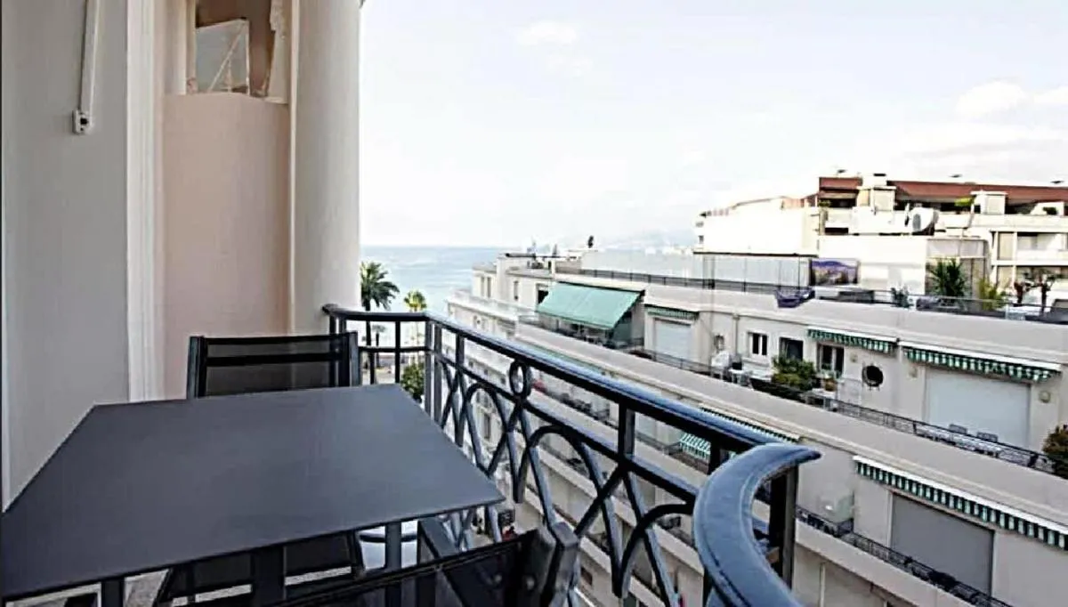 Image 3 of LA CROISETTE élégant studio avec balcon et vue mer aperçu
