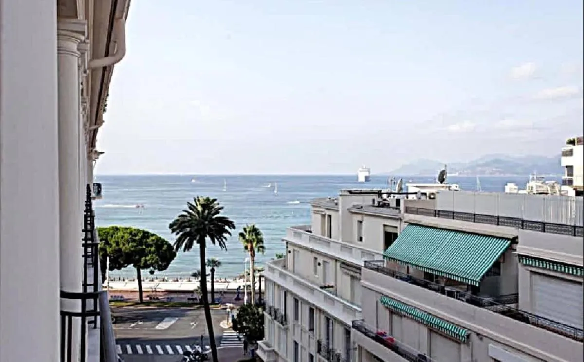 Image 4 of LA CROISETTE élégant studio avec balcon et vue mer aperçu