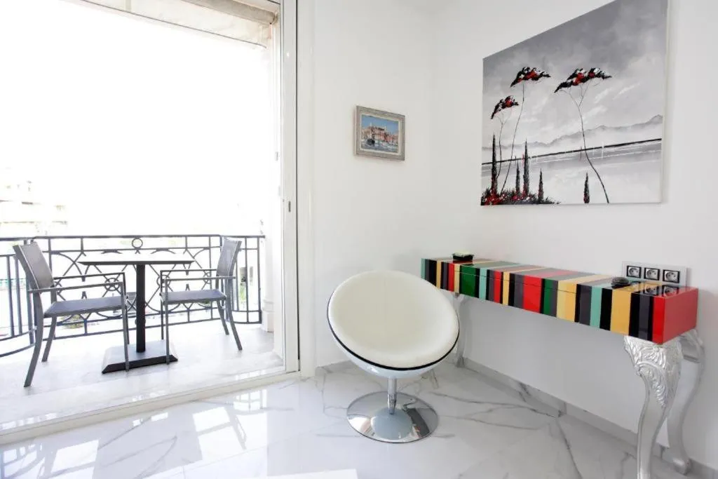 Image 5 of LA CROISETTE élégant studio avec balcon et vue mer aperçu