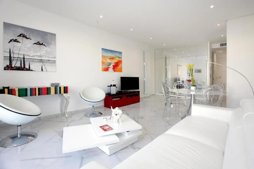 Image 6 of LA CROISETTE élégant studio avec balcon et vue mer aperçu