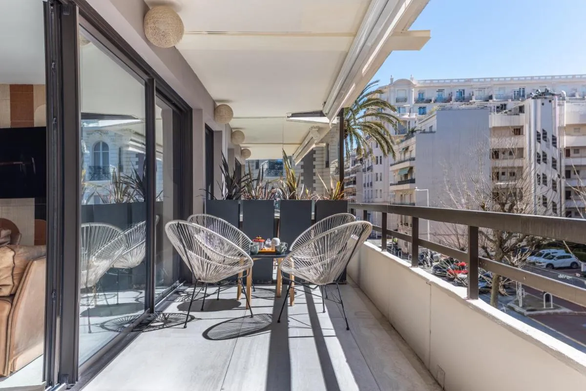 Image 4 of LB Vacation Rentals I A short Stroll to Palais, Beach, Terrace & Seaview