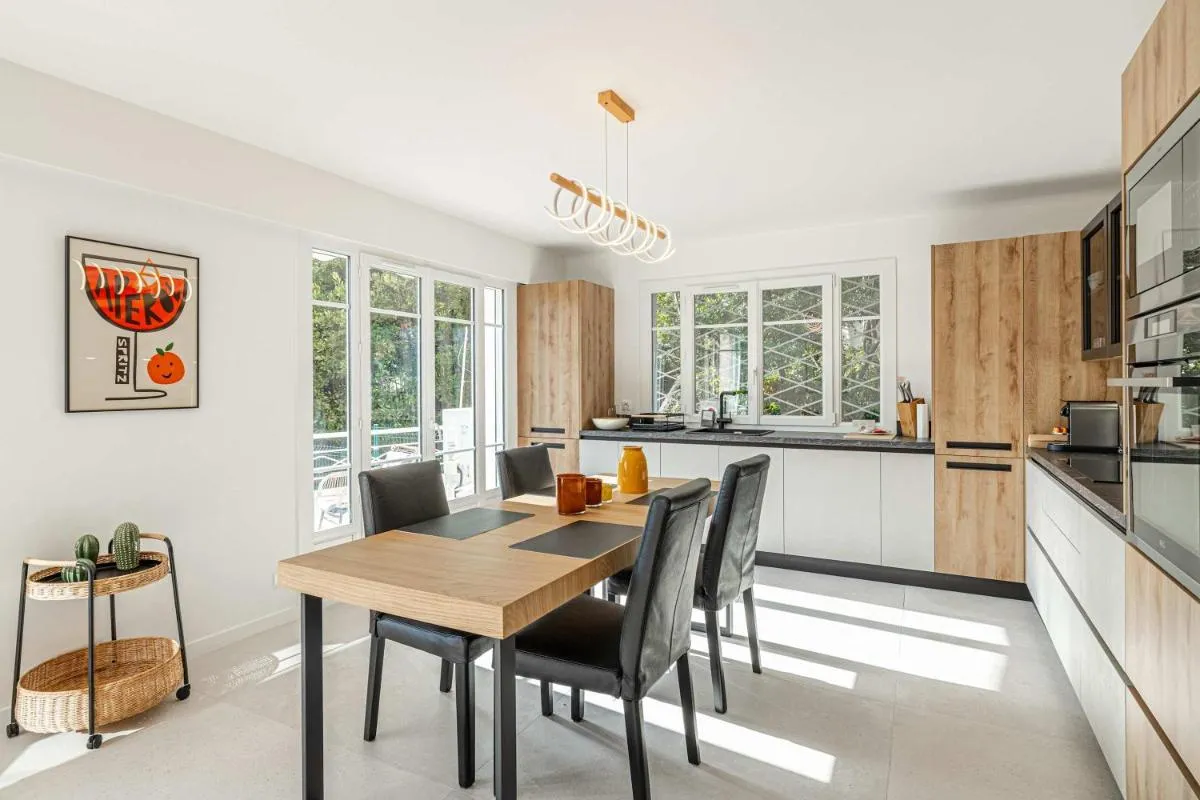 Image 4 of LE GRAND BOIS élégant et chaleureux avec balcon, au calme et à deux pas du centre-ville