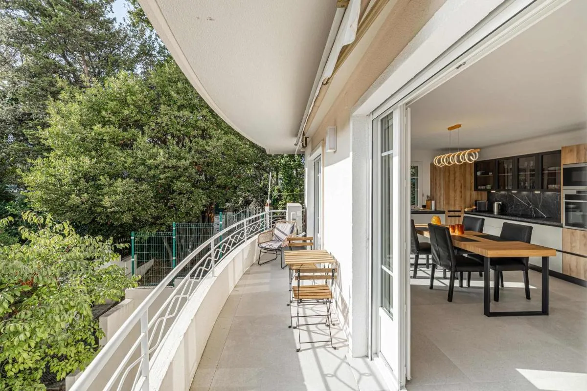 Image 6 of LE GRAND BOIS élégant et chaleureux avec balcon, au calme et à deux pas du centre-ville