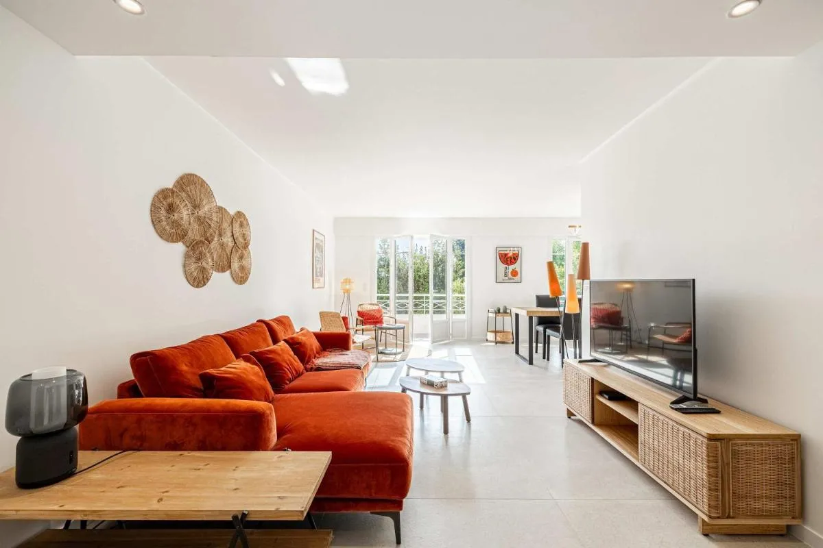 Image 2 of LE GRAND BOIS élégant et chaleureux avec balcon, au calme et à deux pas du centre-ville