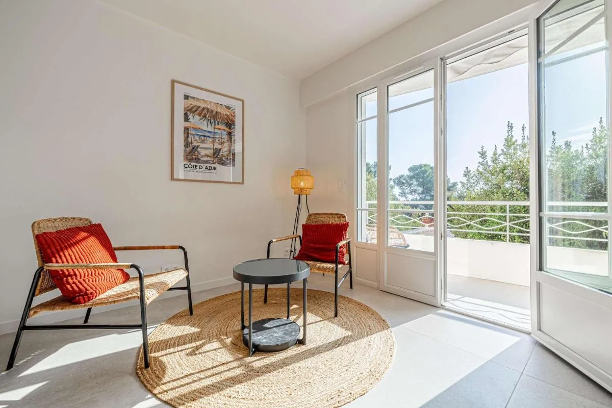 Image 1 of LE GRAND BOIS élégant et chaleureux avec balcon, au calme et à deux pas du centre-ville