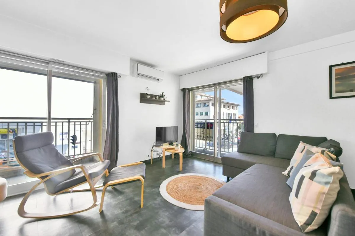 Image 1 of LE VERSAILLES plaisir et confort en centre-ville, pour séjours en famille ou business