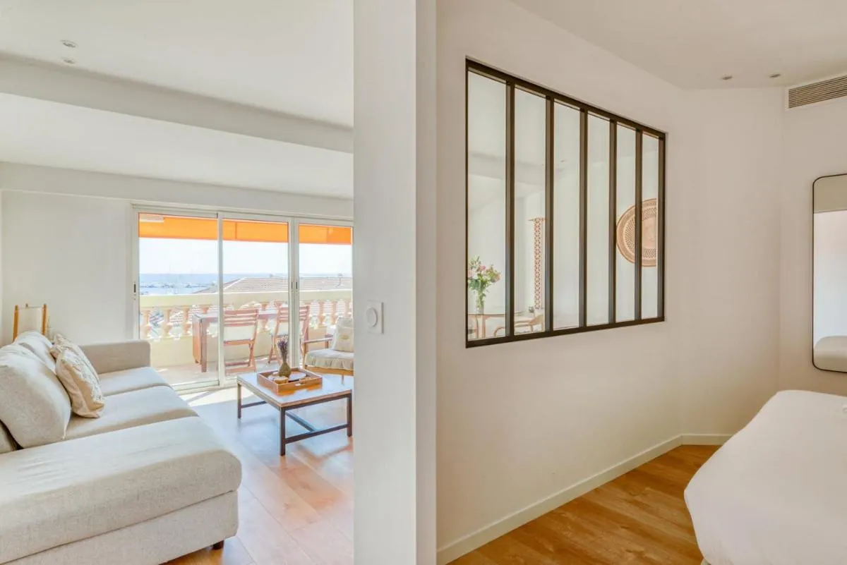 Image 2 of LE VOILIER avec terrasse panoramique vue mer et port, proche du Palais, Croisette et plages