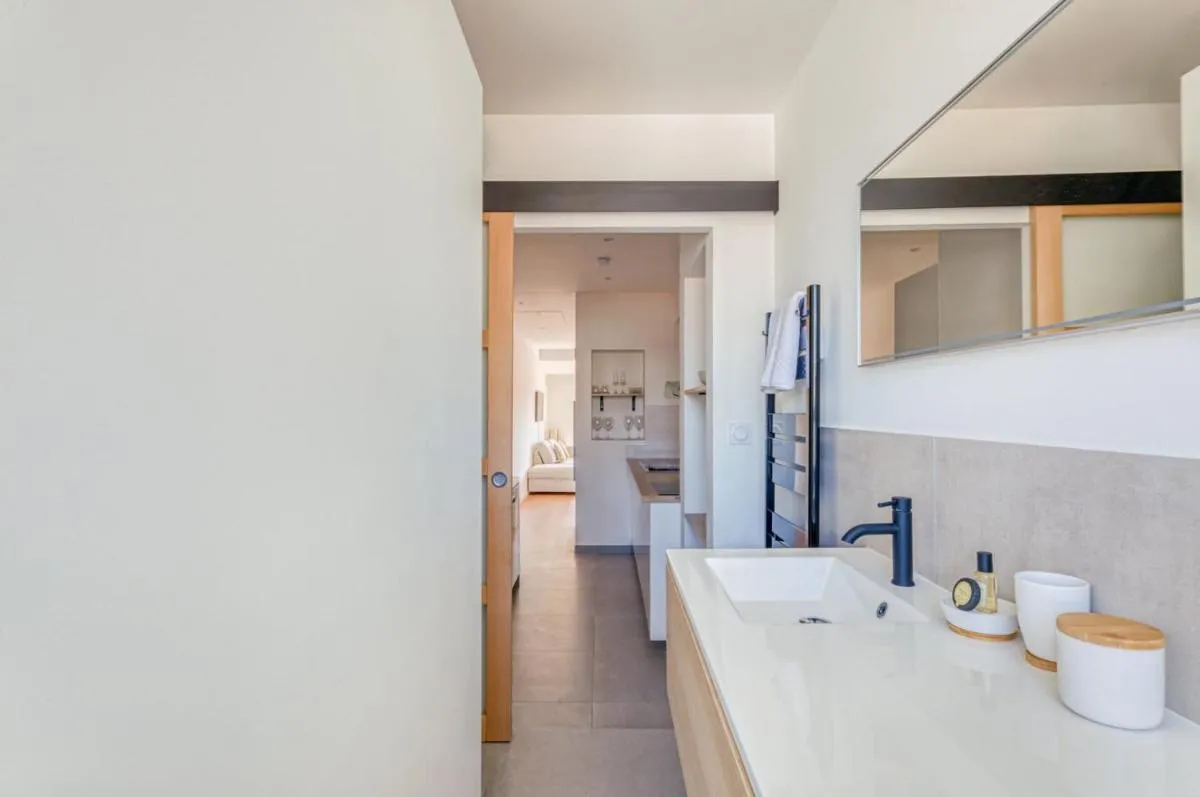 Image 6 of LE VOILIER avec terrasse panoramique vue mer et port, proche du Palais, Croisette et plages