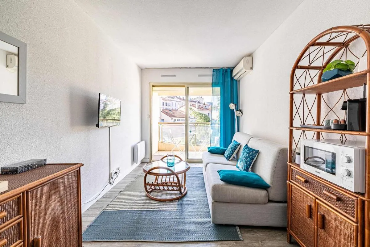 Image 1 of L’ILOT avec balcon, mignon et charmant, un havre de paix au cœur du centre-ville