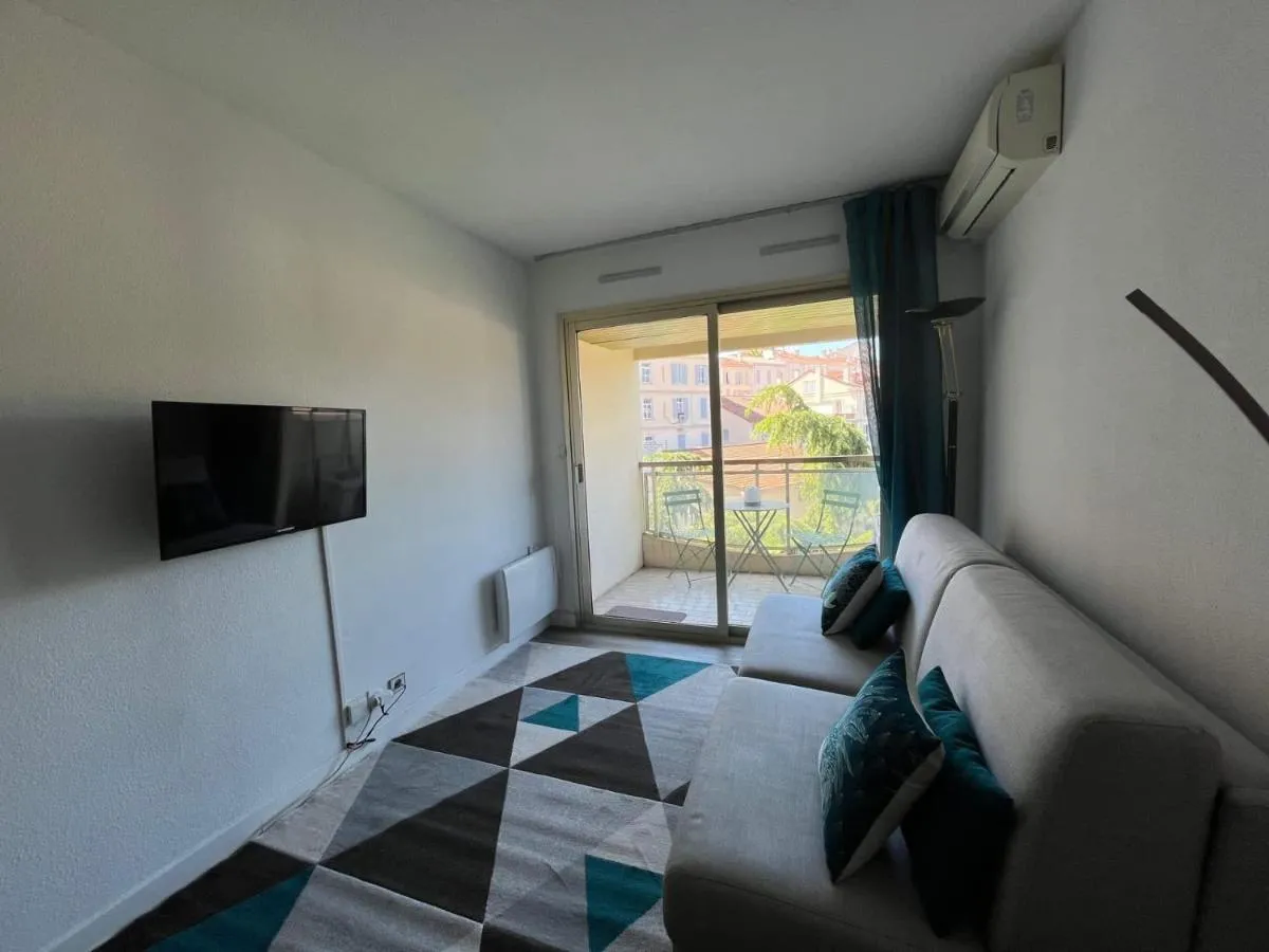 Image 2 of L’ILOT avec balcon, mignon et charmant, un havre de paix au cœur du centre-ville