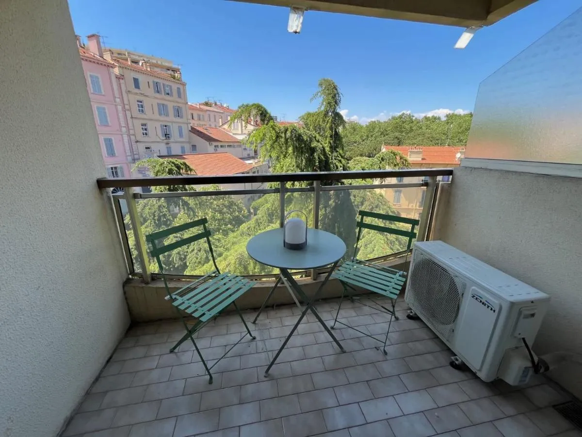 Image 3 of L’ILOT avec balcon, mignon et charmant, un havre de paix au cœur du centre-ville