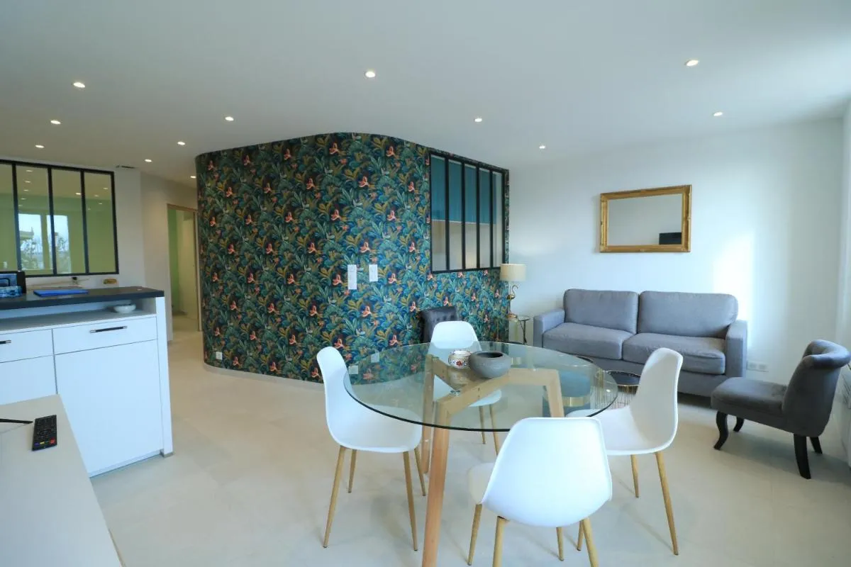 Image 3 of LUMINEUX 3 PIECES RENOVE FACE AU PORT l! A2B218