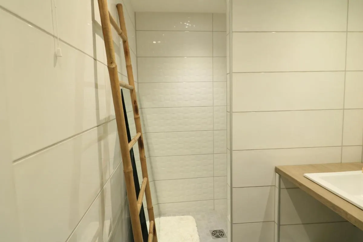 Image 2 of LUMINEUX 3 PIECES RENOVE FACE AU PORT l! A2B218