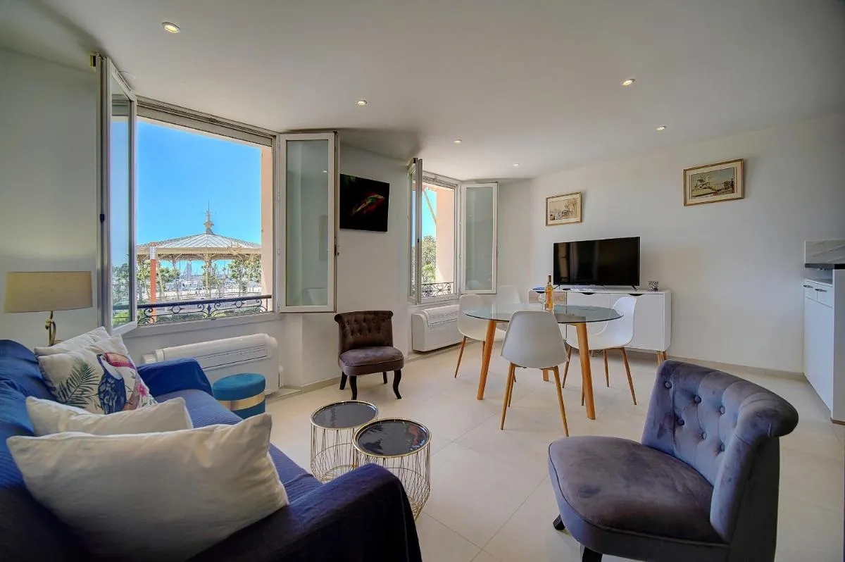 Image 4 of LUMINEUX 3 PIECES RENOVE FACE AU PORT l! A2B218