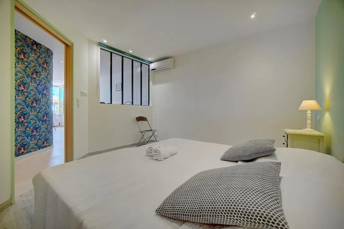 Image 6 of LUMINEUX 3 PIECES RENOVE FACE AU PORT l! A2B218