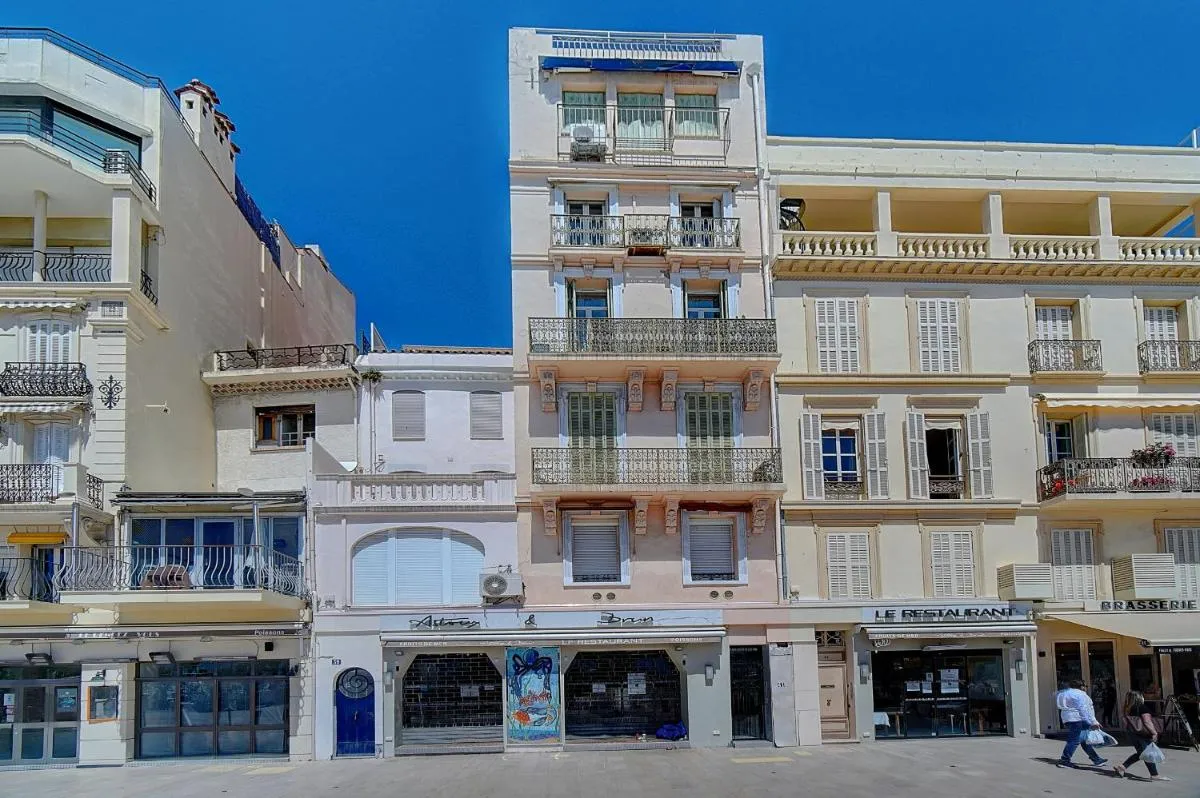 Image 5 of LUMINEUX 3 PIECES RENOVE FACE AU PORT l! A2B218