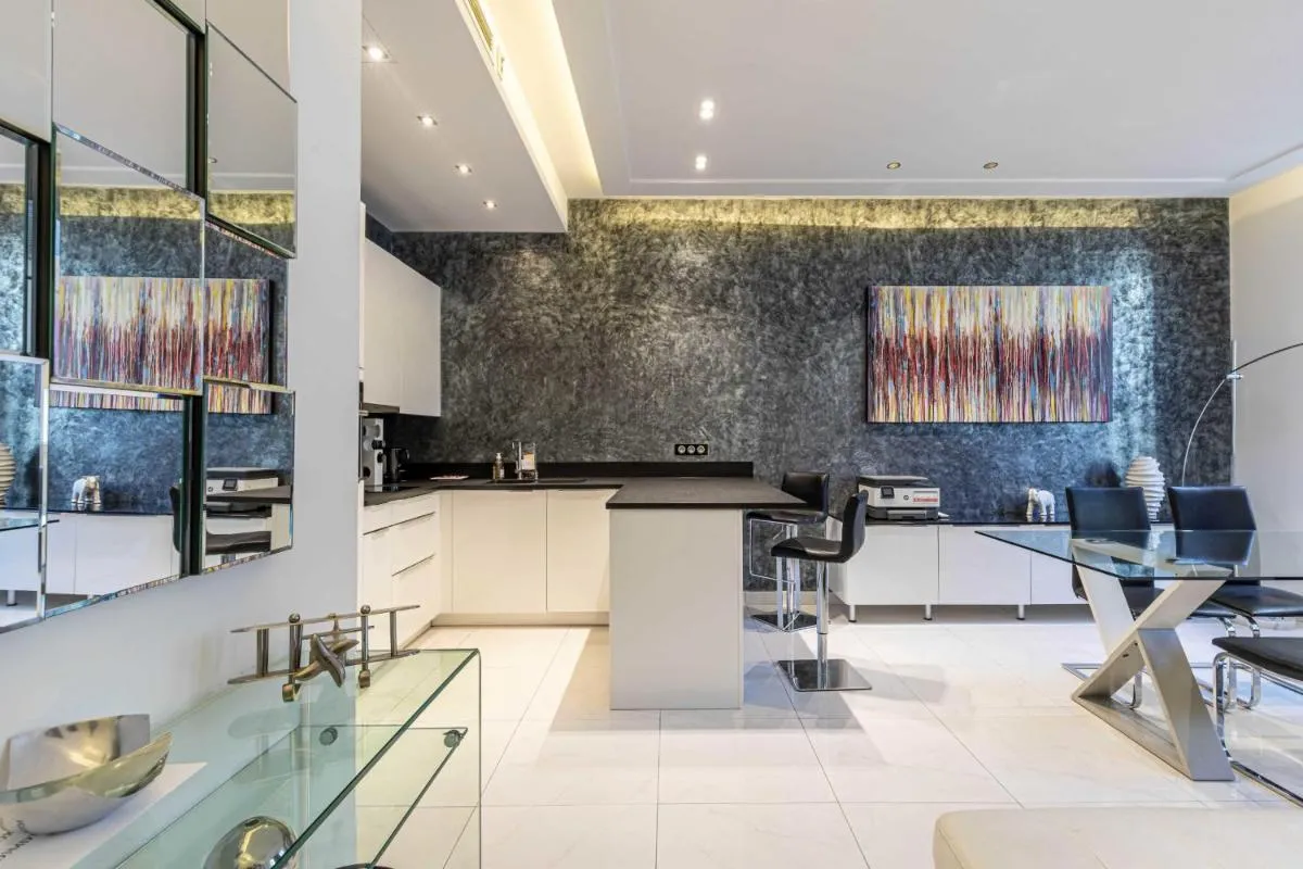 Image 2 of Large renovated studio – rue Hoche – Cannes center