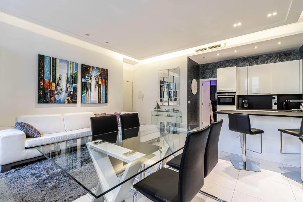 Image of Large renovated studio – rue Hoche – Cannes center