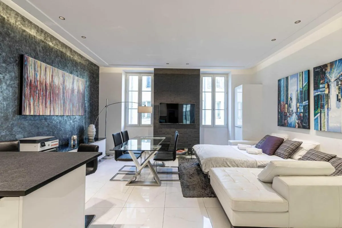 Image 1 of Large renovated studio – rue Hoche – Cannes center