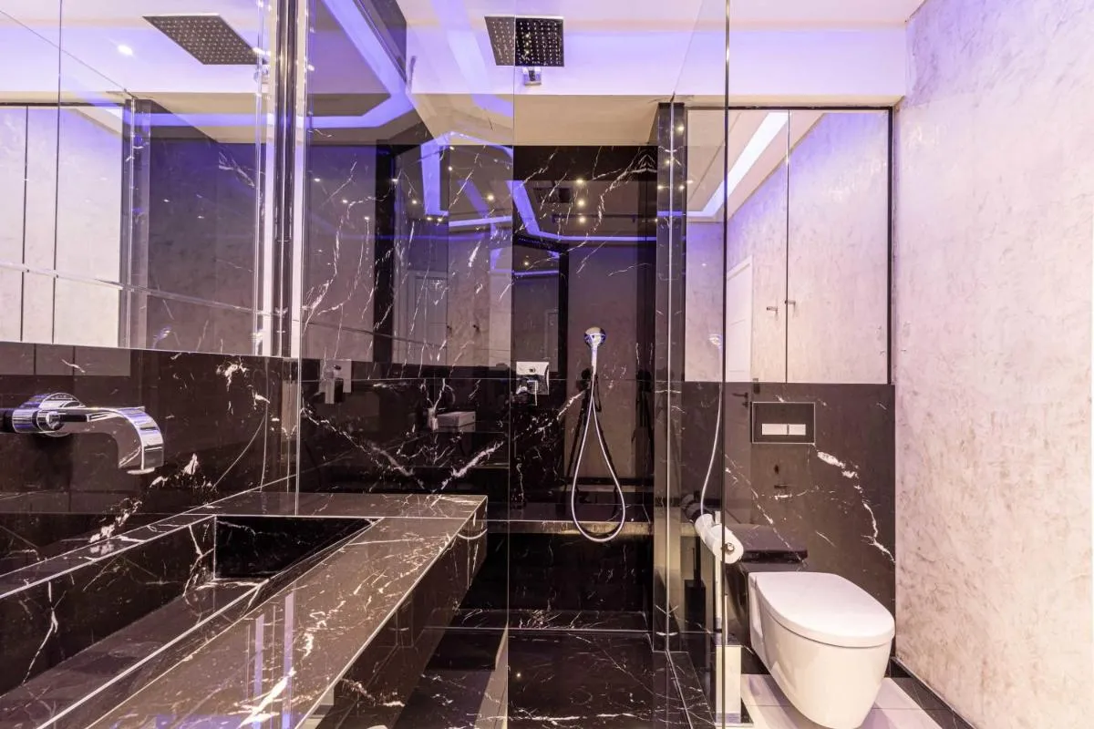 Image 5 of Large renovated studio – rue Hoche – Cannes center