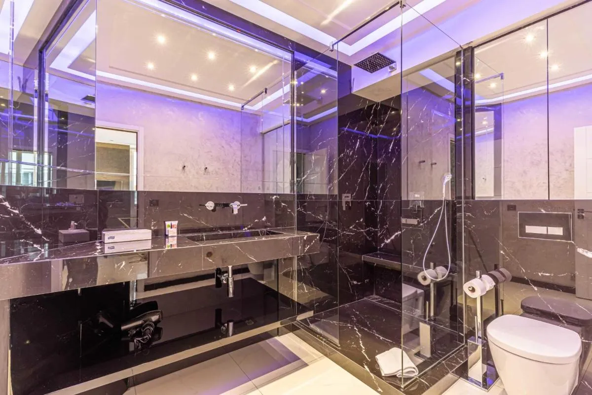 Image 4 of Large renovated studio – rue Hoche – Cannes center