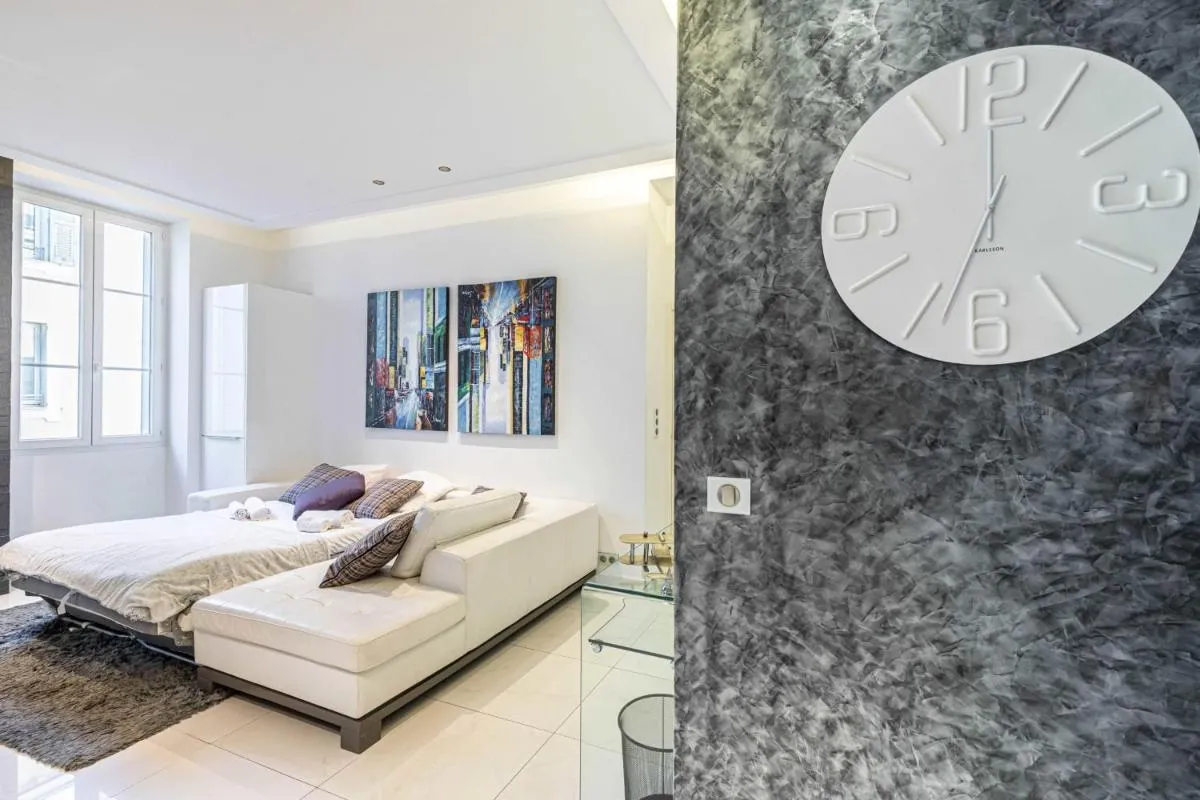 Image 6 of Large renovated studio – rue Hoche – Cannes center