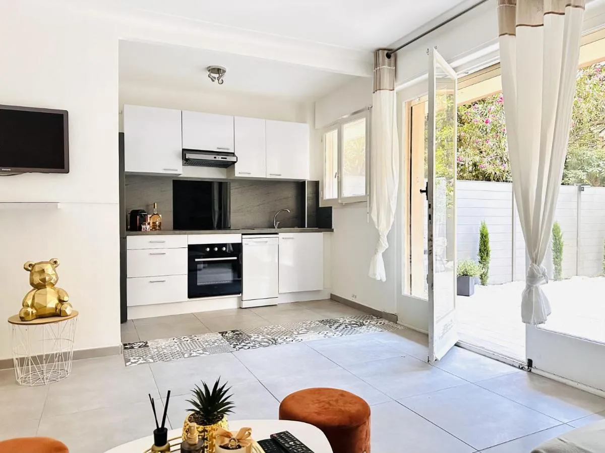 Image 3 of Le Cirodde – Grande terrasse – Centre Cannes -Clim