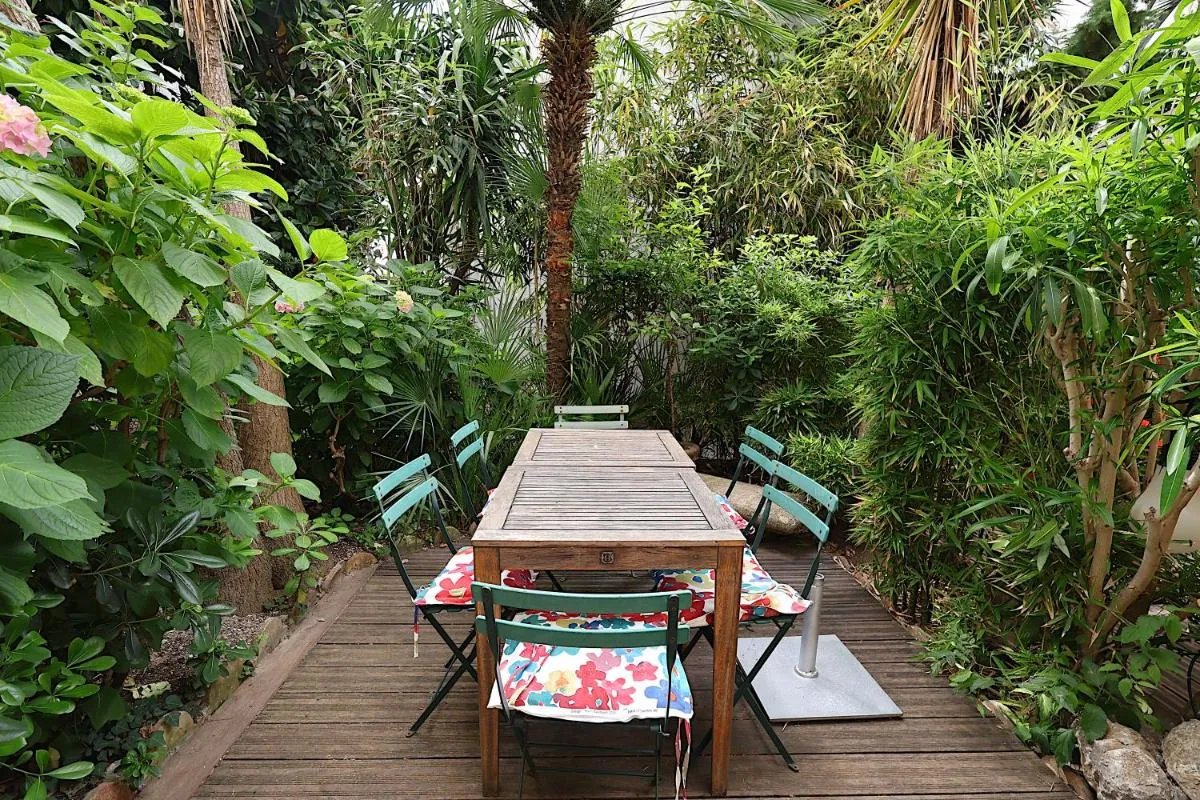 Image 2 of Les Fleurs