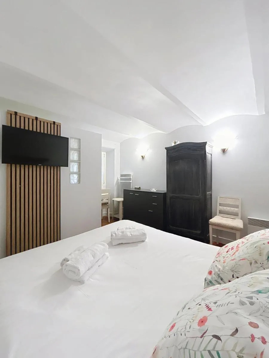 Image 3 of Les Fleurs