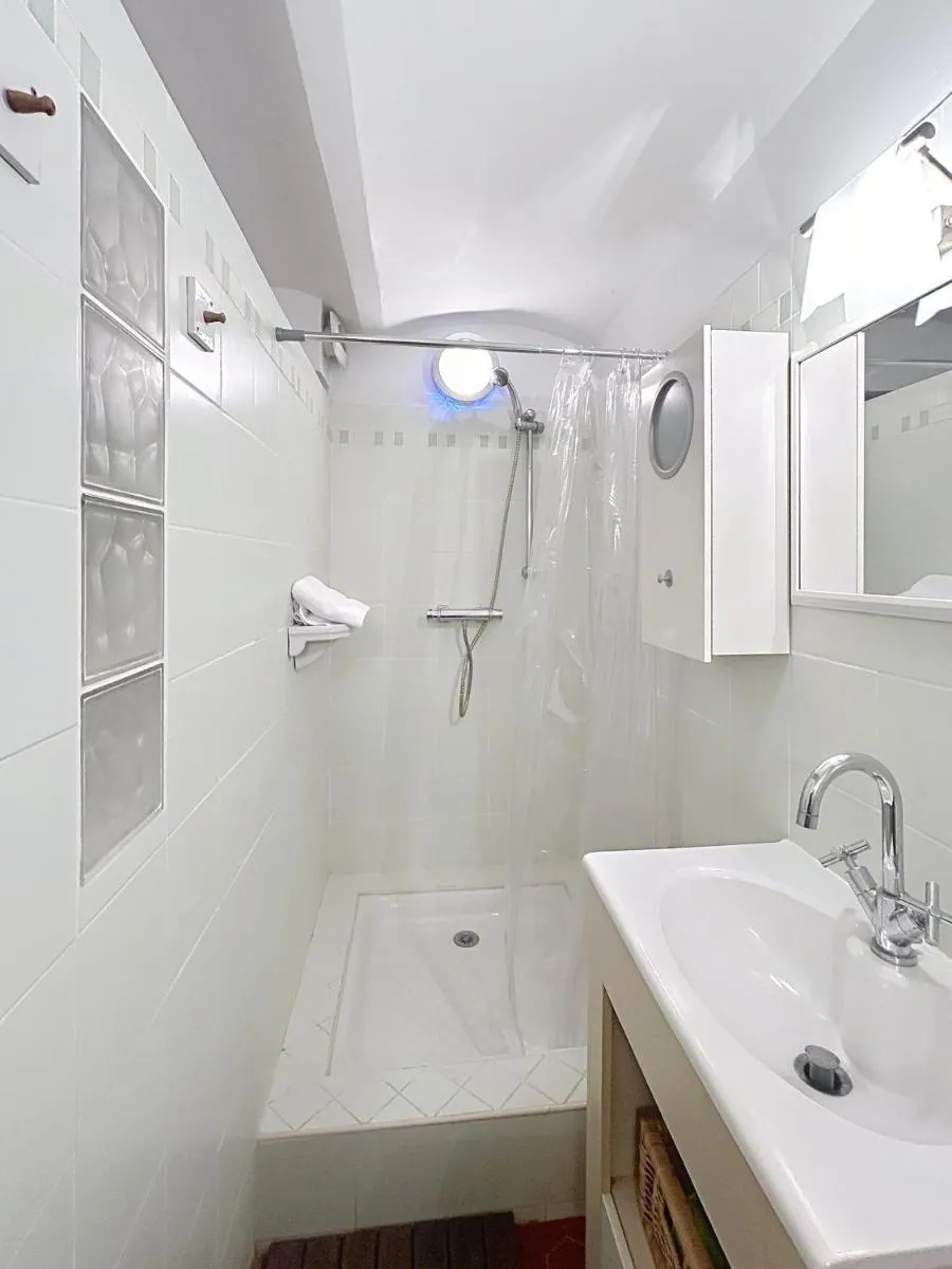 Image 4 of Les Fleurs