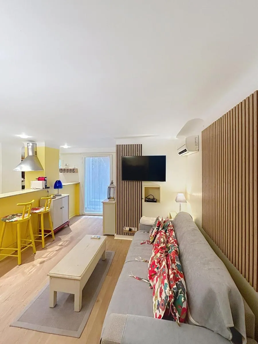 Image 6 of Les Fleurs