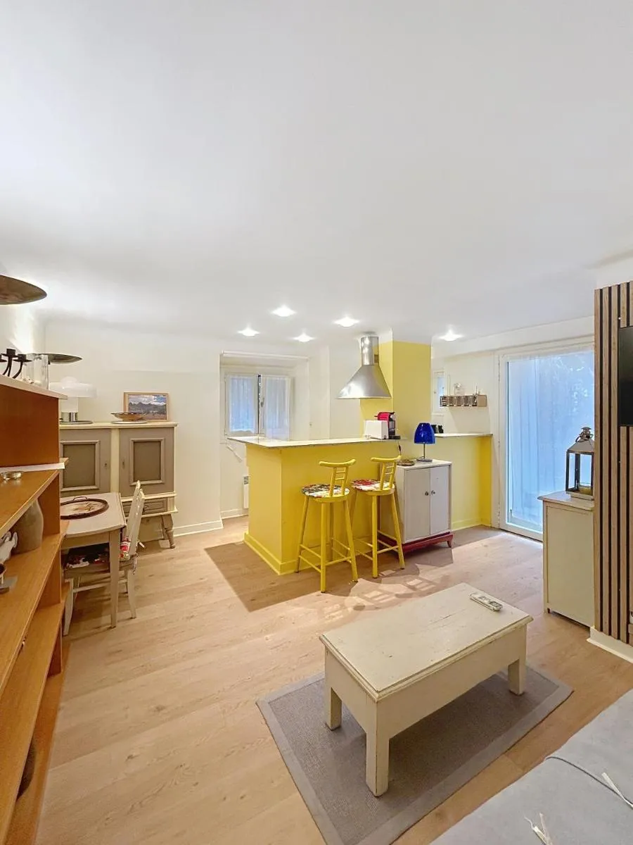 Image 5 of Les Fleurs