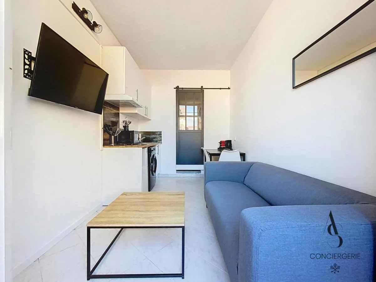 Image 1 of L’horloge II – 2 pièces – 15 min Palais – Cannes