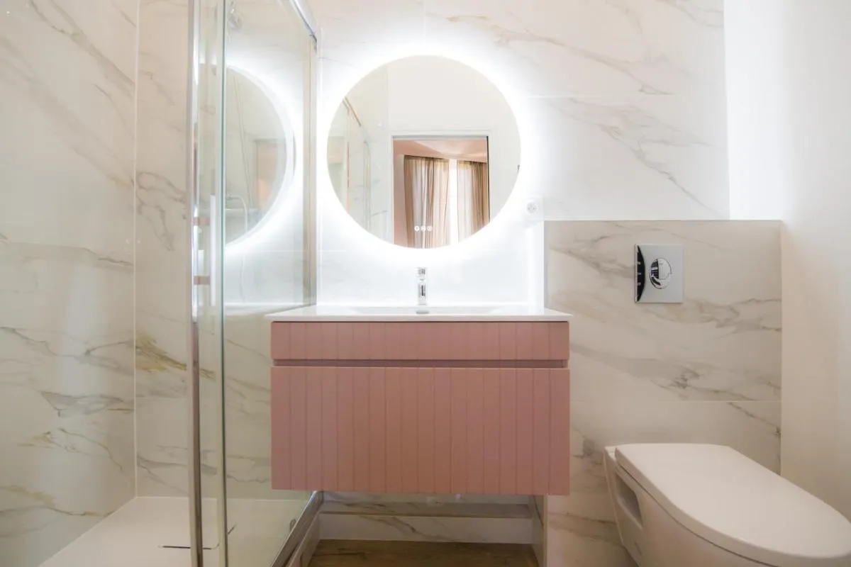 Image 2 of Luxurious 4beds/4baths next to Palais