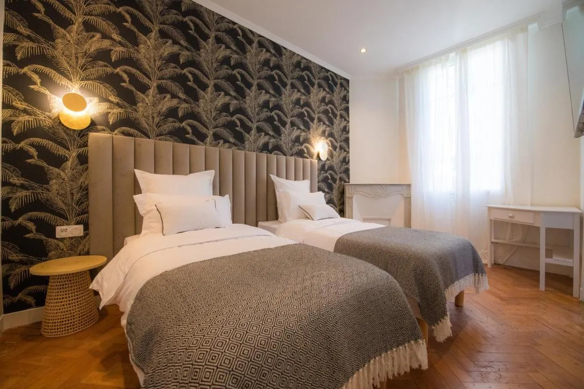 Image 1 of Luxurious 4beds/4baths next to Palais