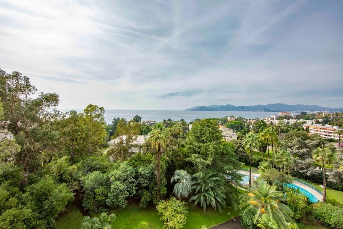 Image 2 of Luxury penthouse breathtaking sea view 200m2 terrace in the Cannes center