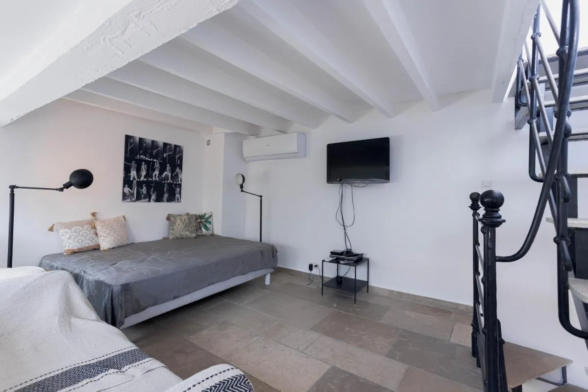 Image 5 of Maison Julia- Triplex avec rooftop terrasse vue sur mer et cathédrale, 10 mins à pieds du palais et plages