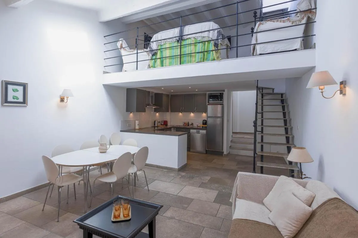 Image 3 of Maison Julia- Triplex avec rooftop terrasse vue sur mer et cathédrale, 10 mins à pieds du palais et plages