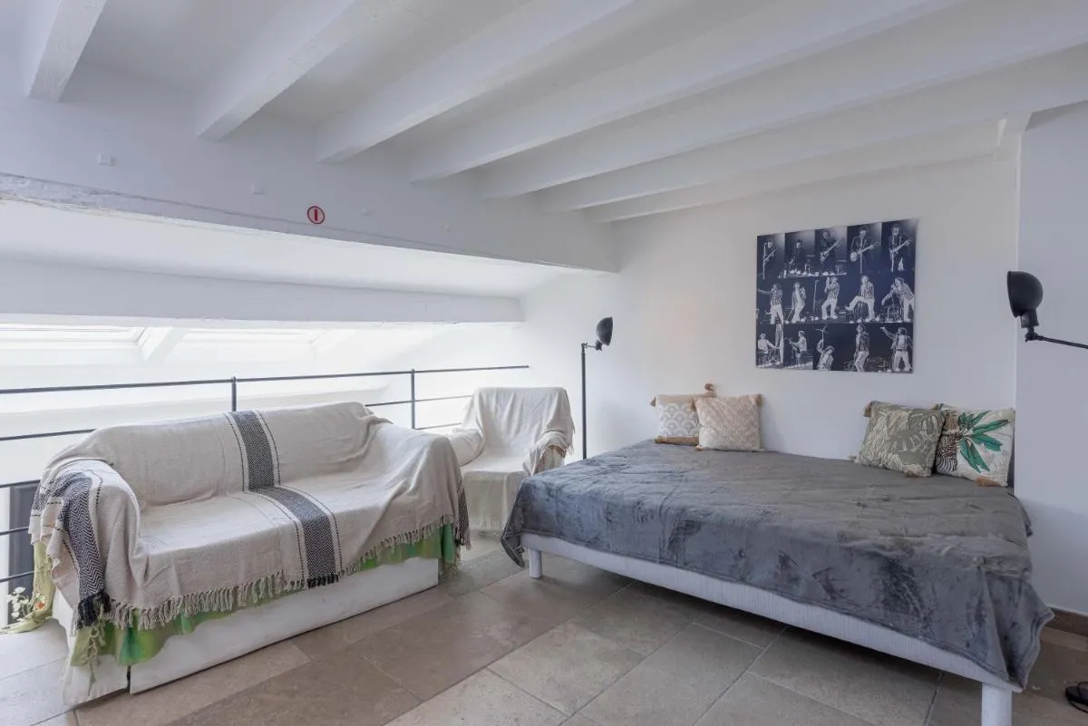 Image 1 of Maison Julia- Triplex avec rooftop terrasse vue sur mer et cathédrale, 10 mins à pieds du palais et plages