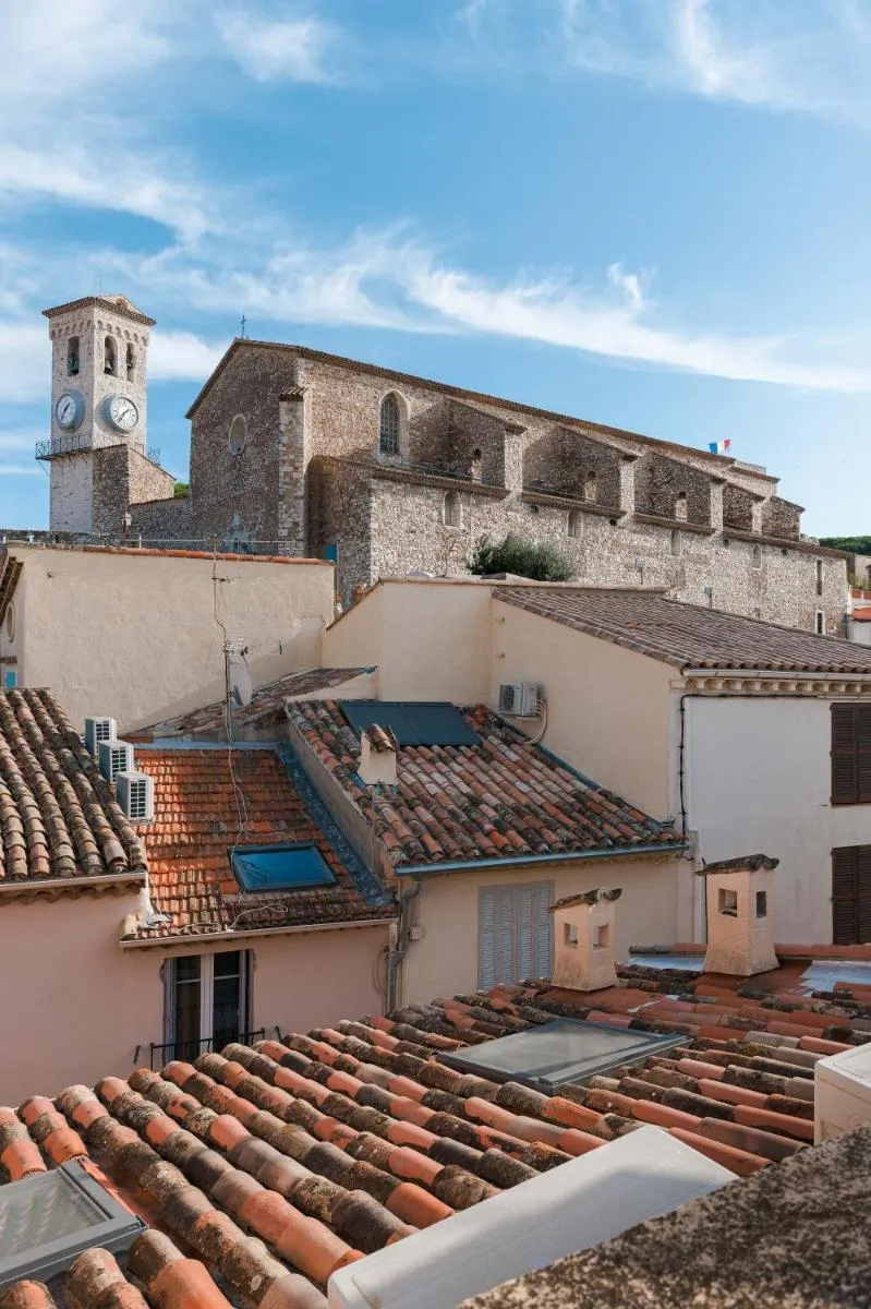Image 4 of Maison Julia- Triplex avec rooftop terrasse vue sur mer et cathédrale, 10 mins à pieds du palais et plages